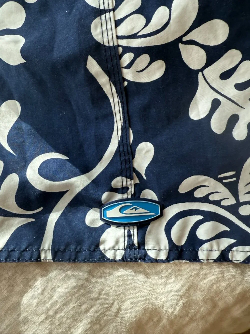 Vintage 90s / 00s Quiksilver Hawaiian Floral Boardshorts Navy White Size 34